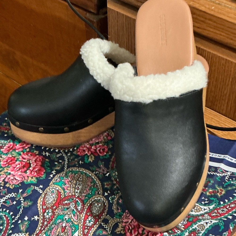 Old Navy Black Faux Leather Clog Mules with Cream Shearling Collar